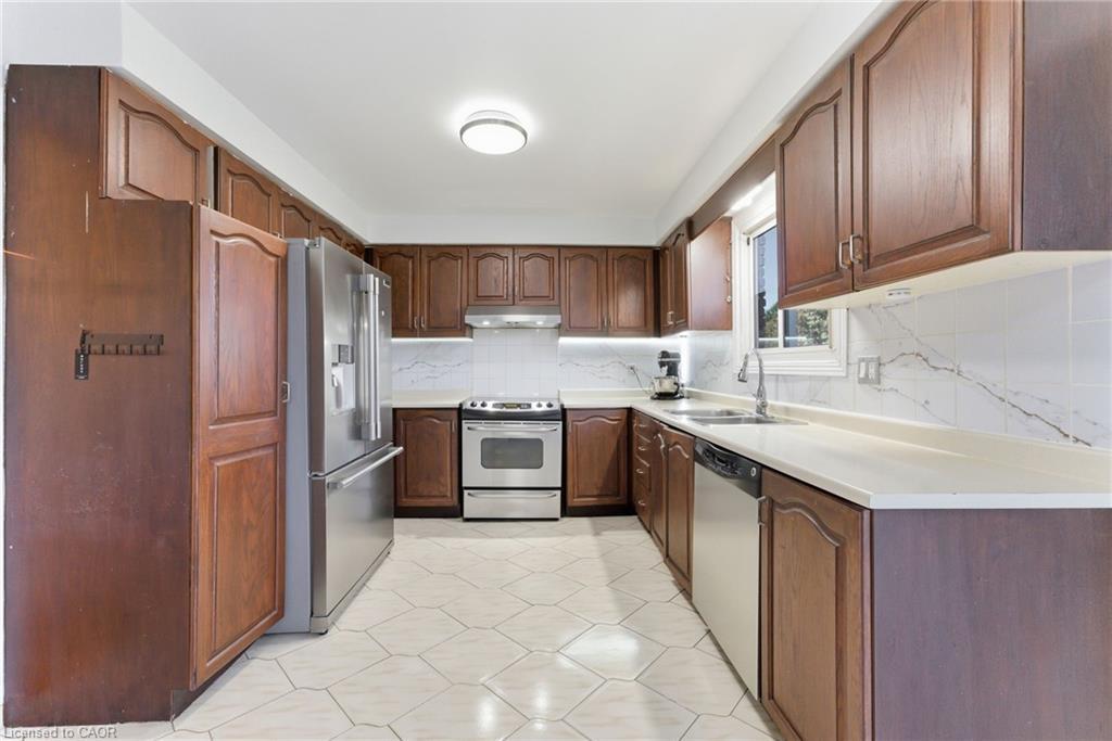 2 Morningstar Court, Hamilton, ON - Indoor Photo Showing Kitchen