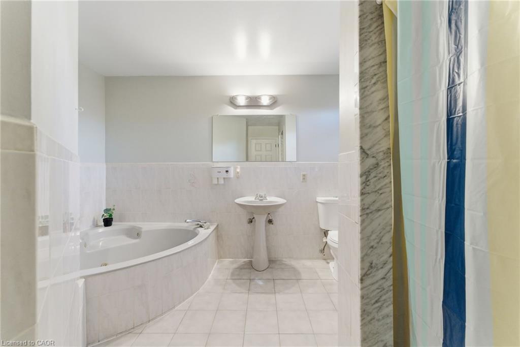 2 Morningstar Court, Hamilton, ON - Indoor Photo Showing Bathroom