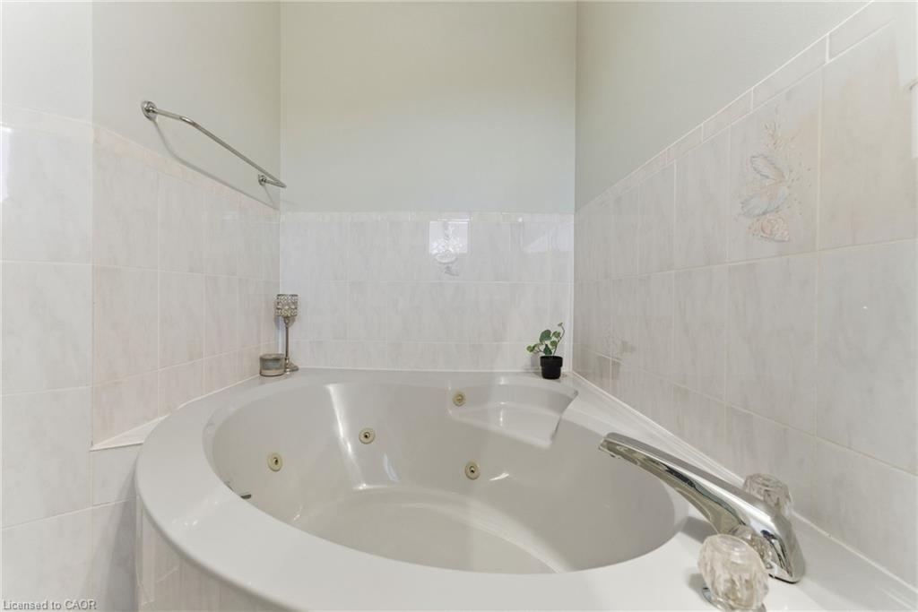 2 Morningstar Court, Hamilton, ON - Indoor Photo Showing Bathroom