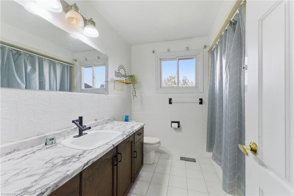 2 Morningstar Court, Hamilton, ON - Indoor Photo Showing Bathroom