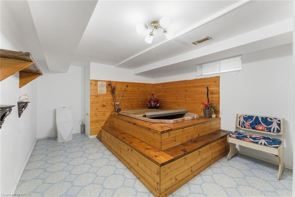 2 Morningstar Court, Hamilton, ON - Indoor Photo Showing Other Room