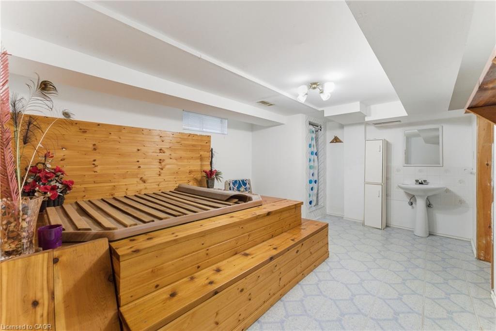 2 Morningstar Court, Hamilton, ON - Indoor Photo Showing Other Room