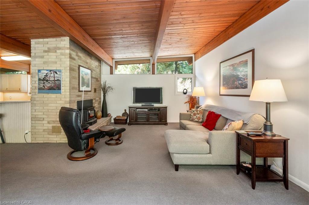 1441 Mineral Springs Road, Hamilton, ON - Indoor Photo Showing Living Room