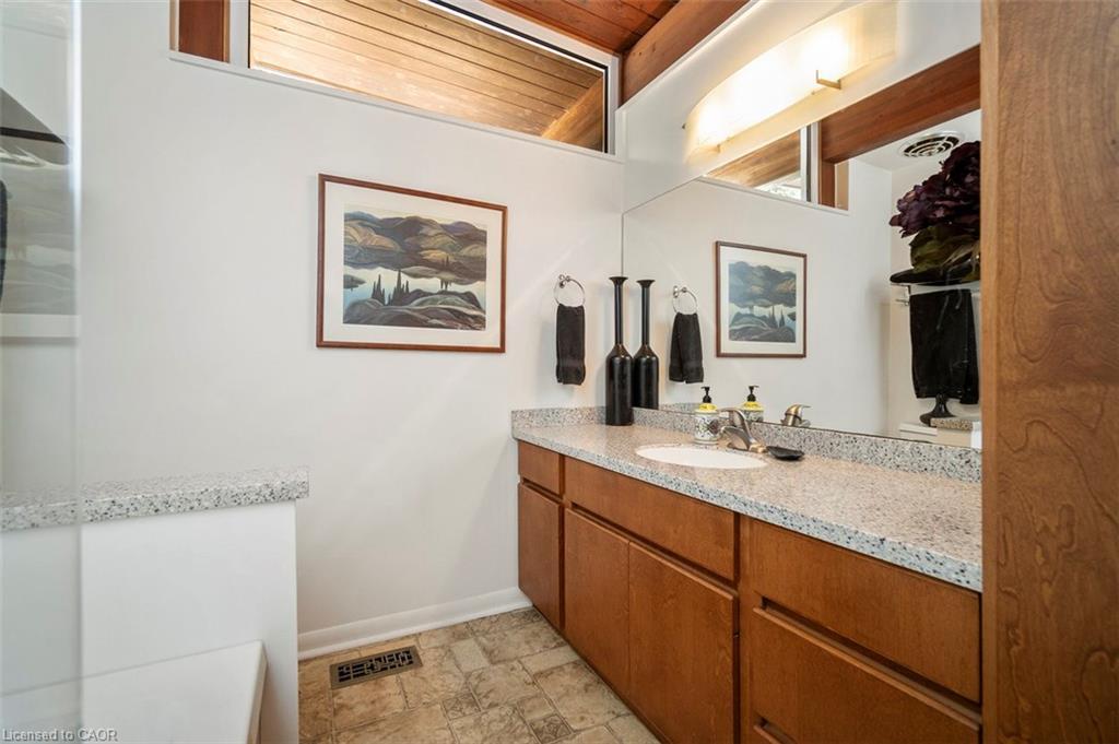 1441 Mineral Springs Road, Hamilton, ON - Indoor Photo Showing Bathroom