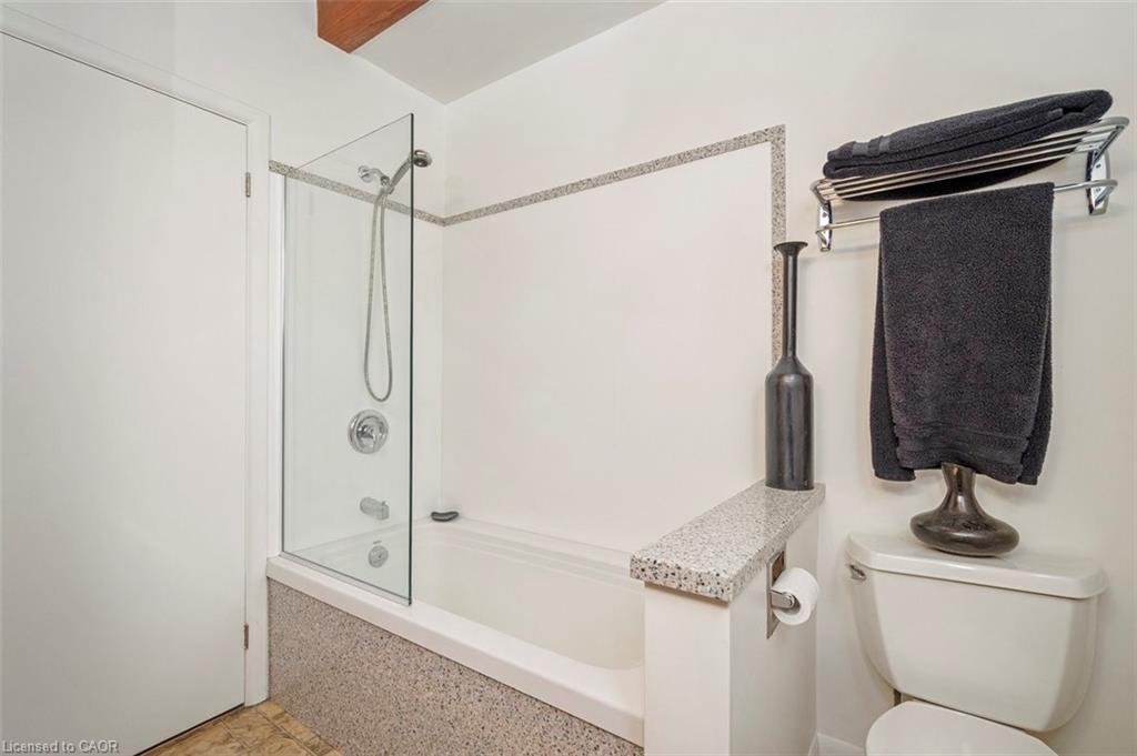 1441 Mineral Springs Road, Hamilton, ON - Indoor Photo Showing Bathroom
