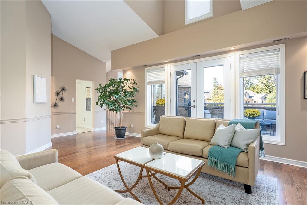 19-3230 New Street, Burlington, ON - Indoor Photo Showing Living Room