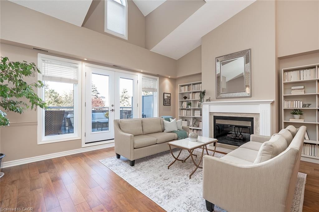 19-3230 New Street, Burlington, ON - Indoor Photo Showing Living Room With Fireplace