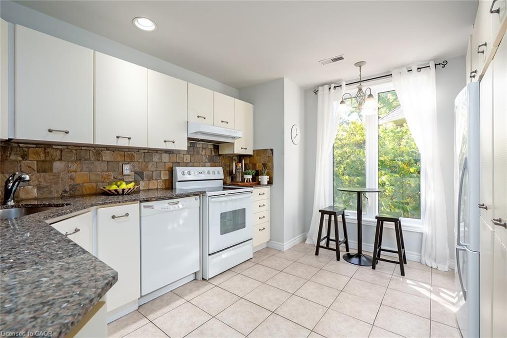19-3230 New Street, Burlington, ON - Indoor Photo Showing Kitchen With Double Sink