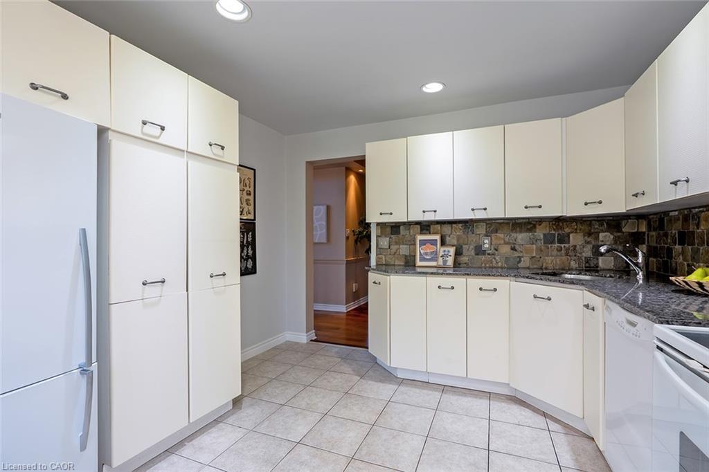 19-3230 New Street, Burlington, ON - Indoor Photo Showing Kitchen With Double Sink