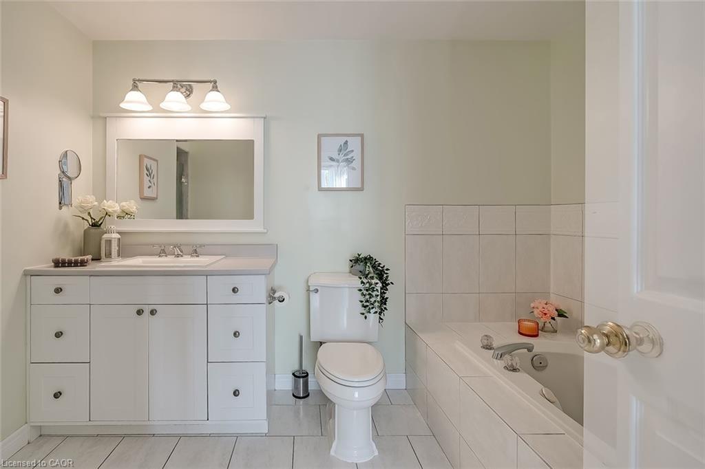 19-3230 New Street, Burlington, ON - Indoor Photo Showing Bathroom