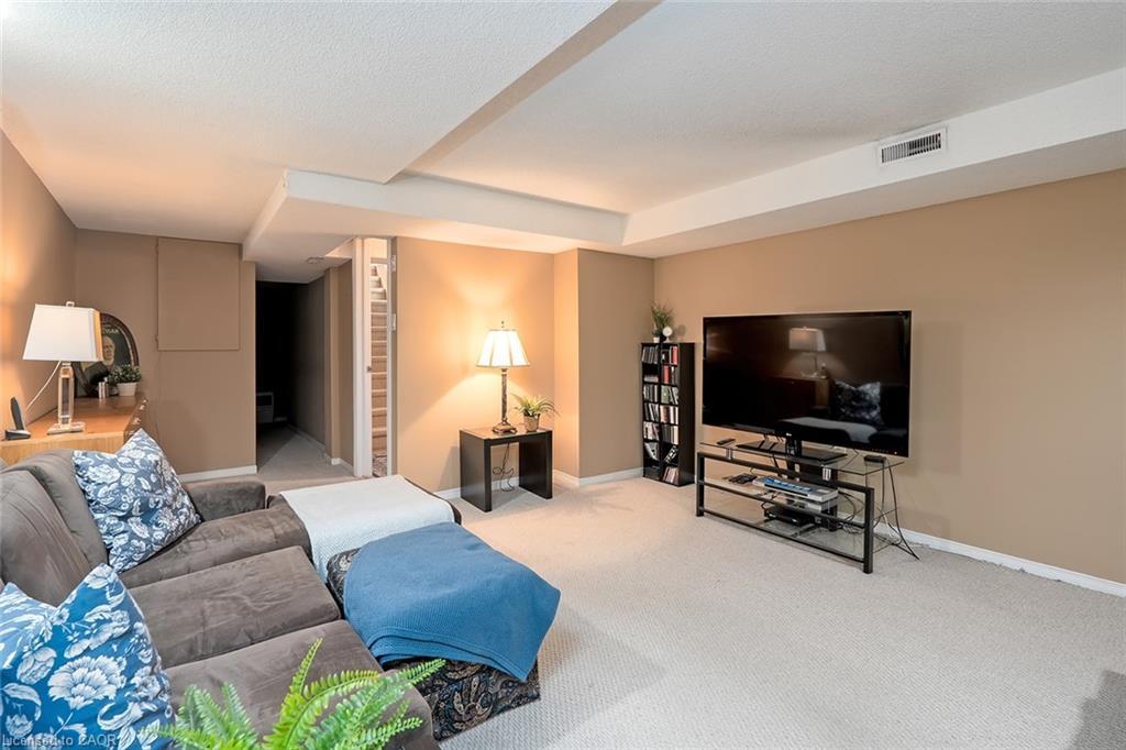 19-3230 New Street, Burlington, ON - Indoor Photo Showing Living Room