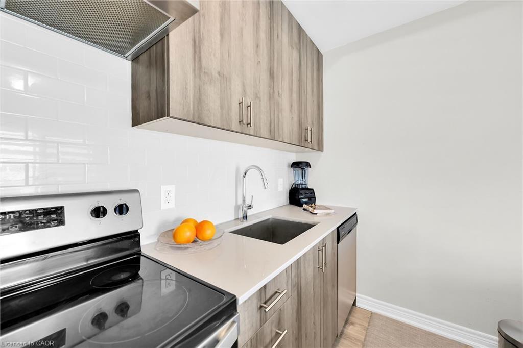 301-121 Highway 8, Stoney Creek, ON - Indoor Photo Showing Kitchen