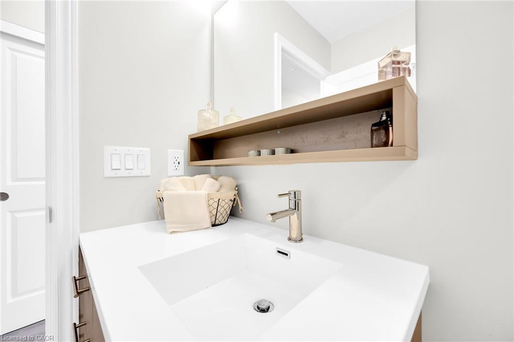 301-121 Highway 8, Stoney Creek, ON - Indoor Photo Showing Bathroom