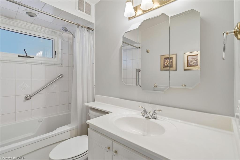106 Fielding Crescent, Hamilton, ON - Indoor Photo Showing Bathroom