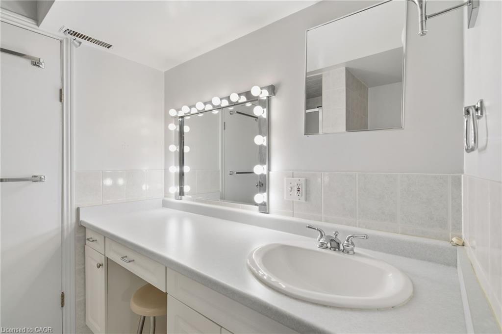 106 Fielding Crescent, Hamilton, ON - Indoor Photo Showing Bathroom