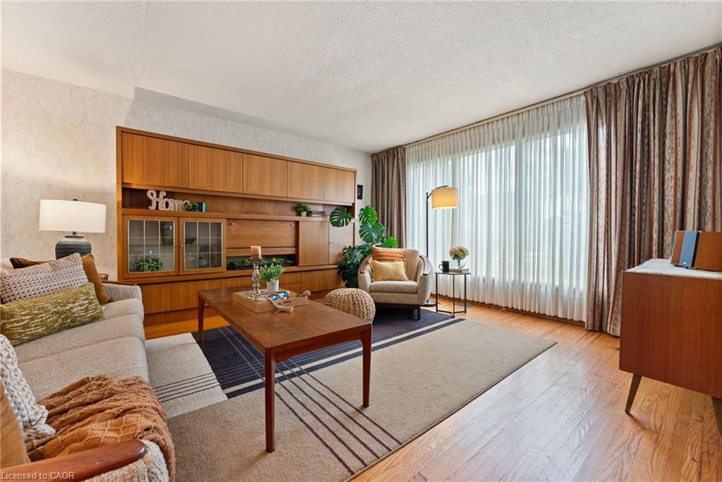 104 Berkindale Drive, Hamilton, ON - Indoor Photo Showing Living Room
