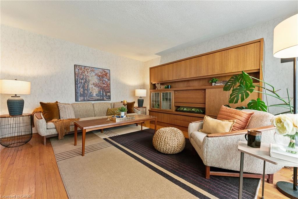 104 Berkindale Drive, Hamilton, ON - Indoor Photo Showing Living Room
