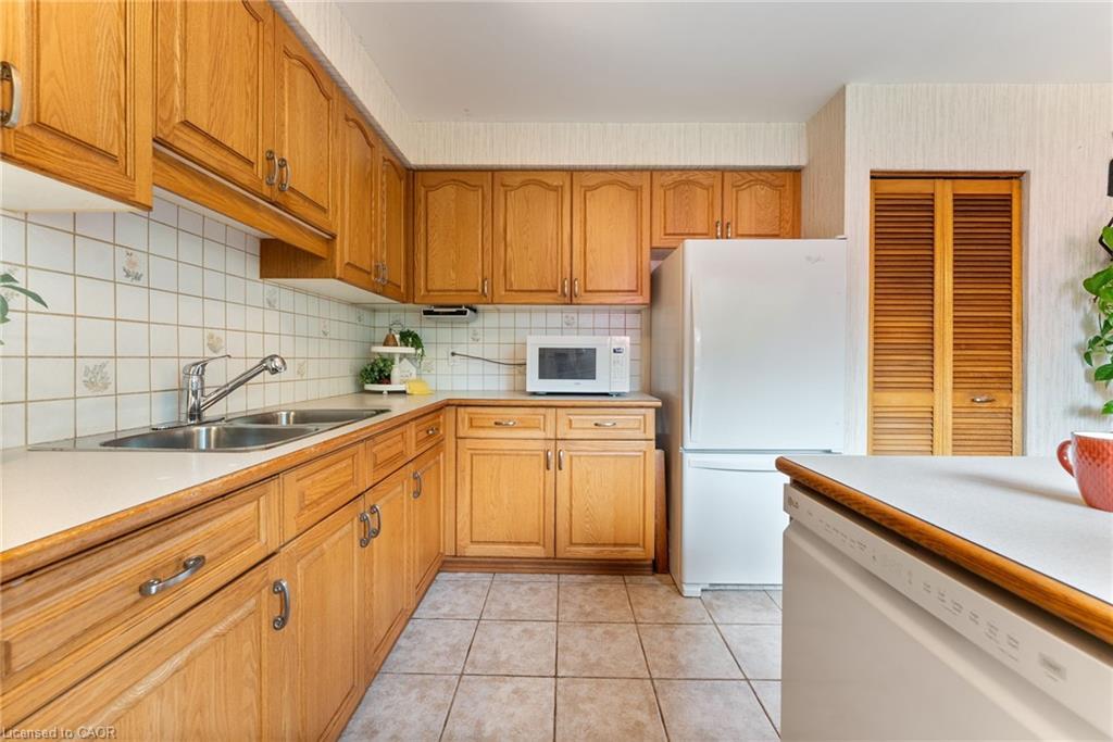 104 Berkindale Drive, Hamilton, ON - Indoor Photo Showing Kitchen With Double Sink