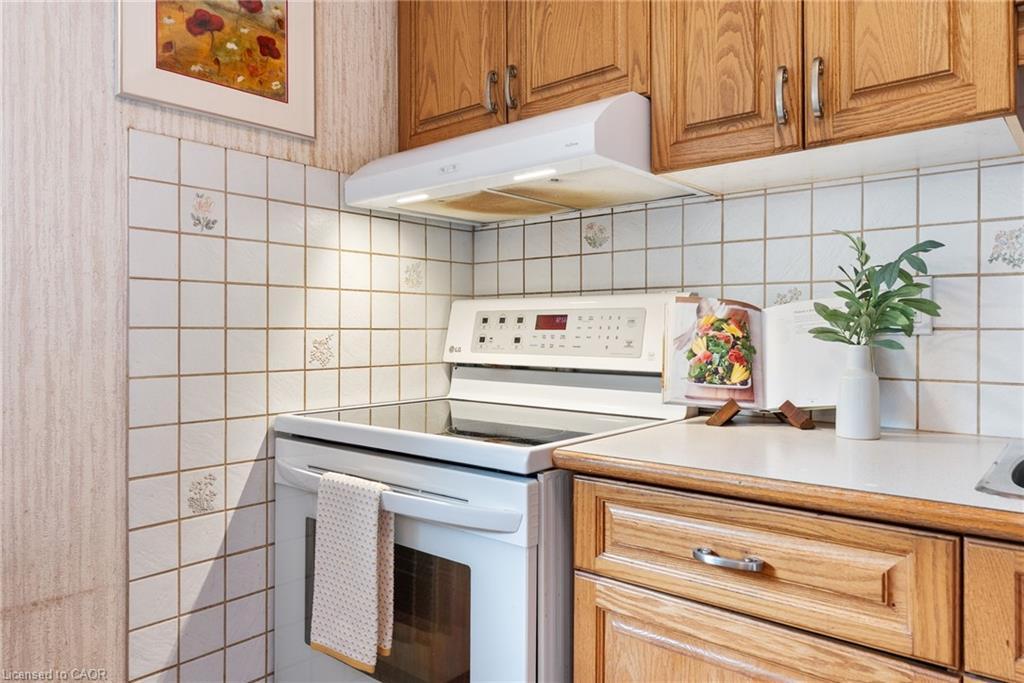 104 Berkindale Drive, Hamilton, ON - Indoor Photo Showing Kitchen