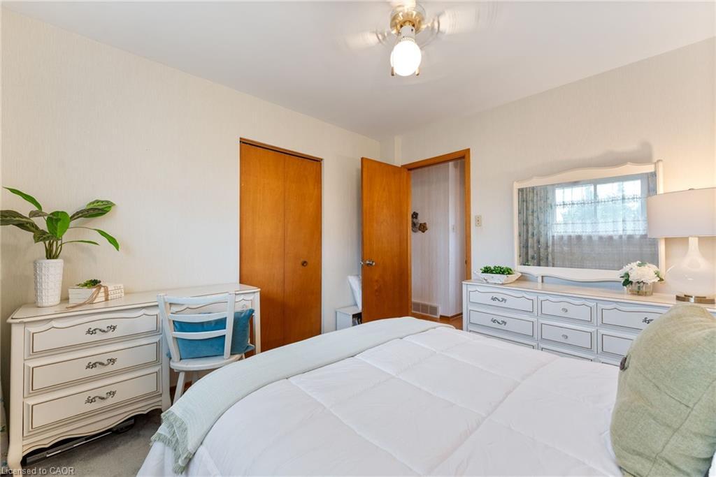 104 Berkindale Drive, Hamilton, ON - Indoor Photo Showing Bedroom