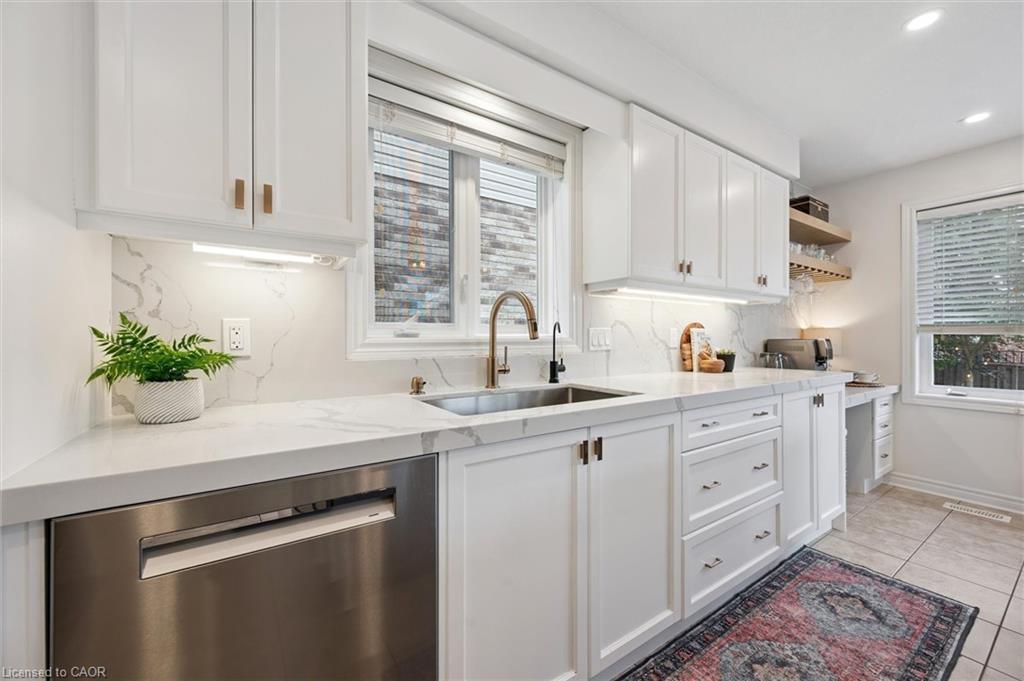 38 Baxter Drive, Guelph, ON - Indoor Photo Showing Kitchen With Upgraded Kitchen