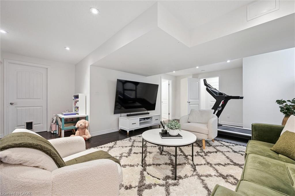 38 Baxter Drive, Guelph, ON - Indoor Photo Showing Living Room