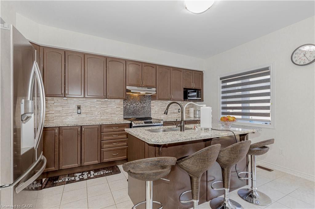 55 Scenic Ridge Gate, Paris, ON - Indoor Photo Showing Kitchen With Upgraded Kitchen