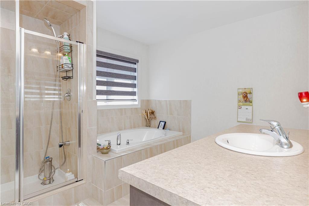 55 Scenic Ridge Gate, Paris, ON - Indoor Photo Showing Bathroom
