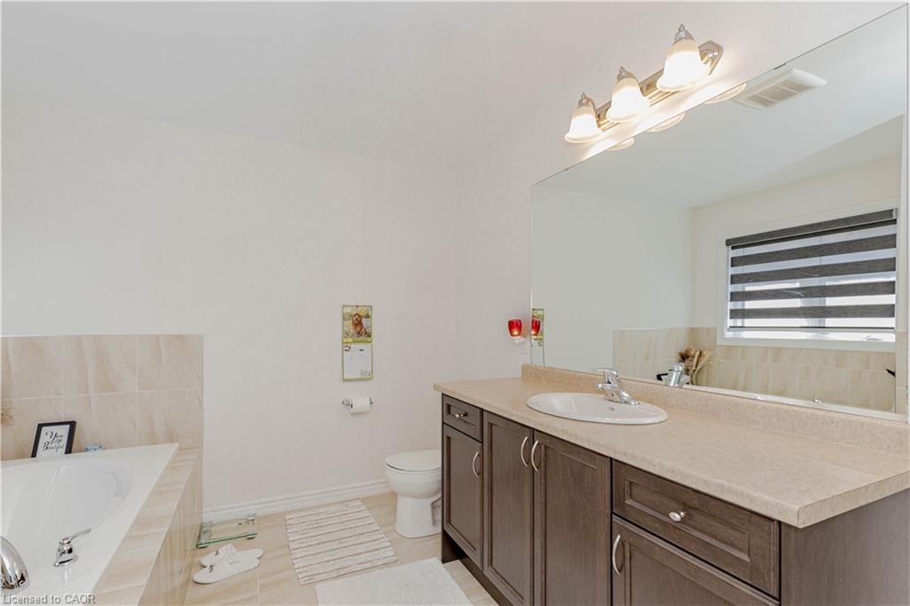 55 Scenic Ridge Gate, Paris, ON - Indoor Photo Showing Bathroom