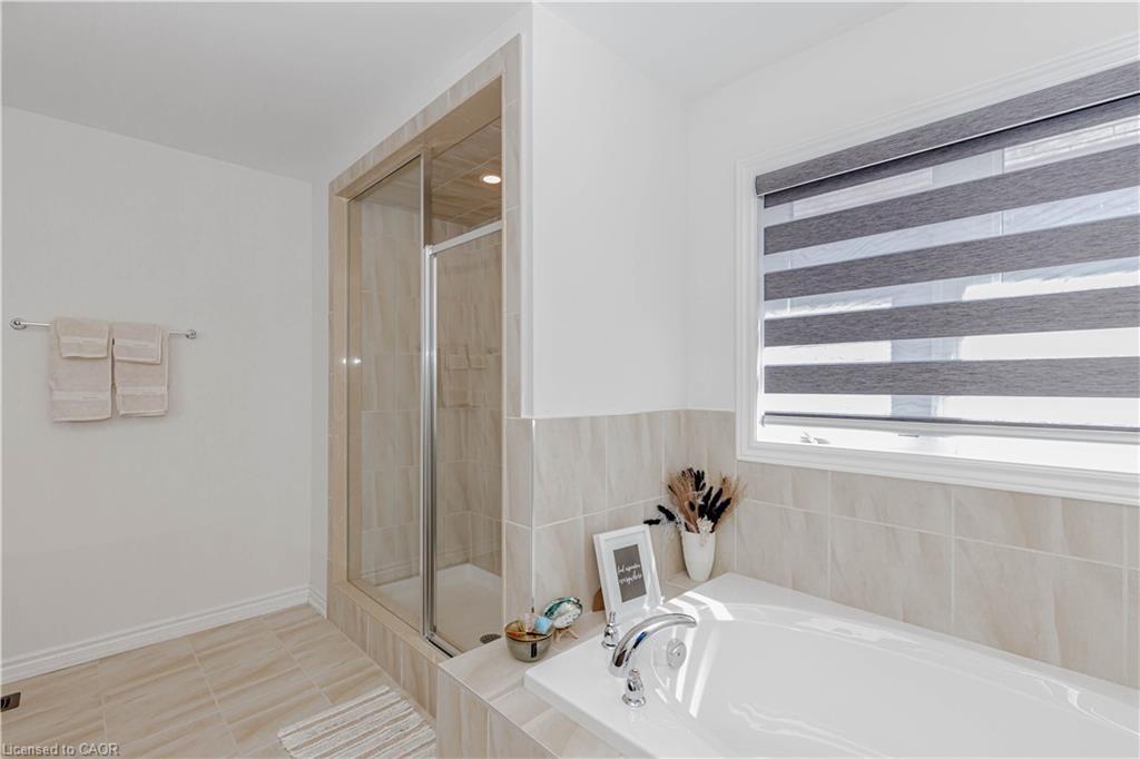 55 Scenic Ridge Gate, Paris, ON - Indoor Photo Showing Bathroom