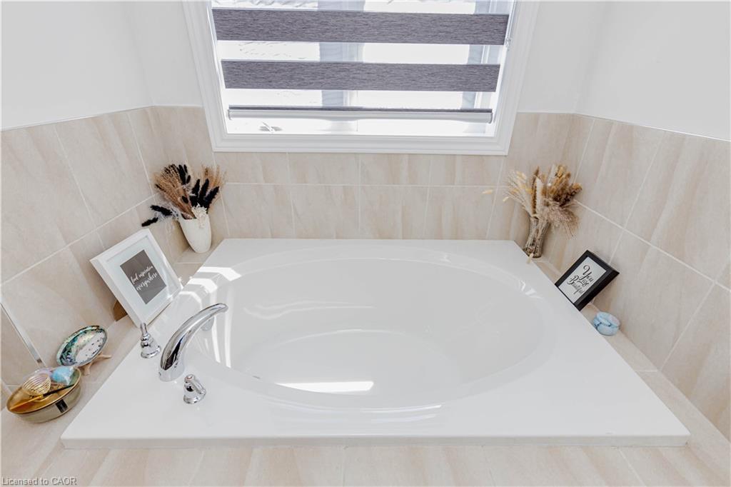 55 Scenic Ridge Gate, Paris, ON - Indoor Photo Showing Bathroom