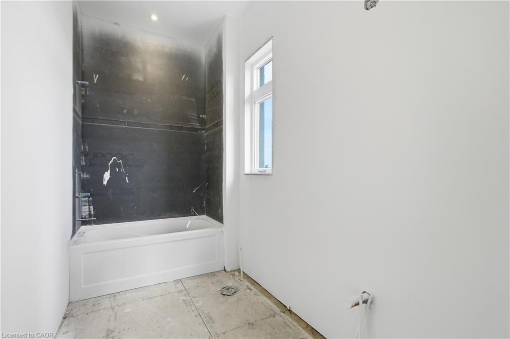 137 Pike Creek Drive, Cayuga, ON - Indoor Photo Showing Bathroom