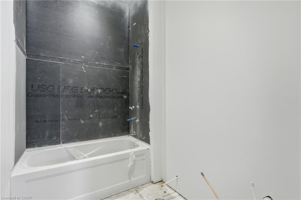 137 Pike Creek Drive, Cayuga, ON - Indoor Photo Showing Bathroom