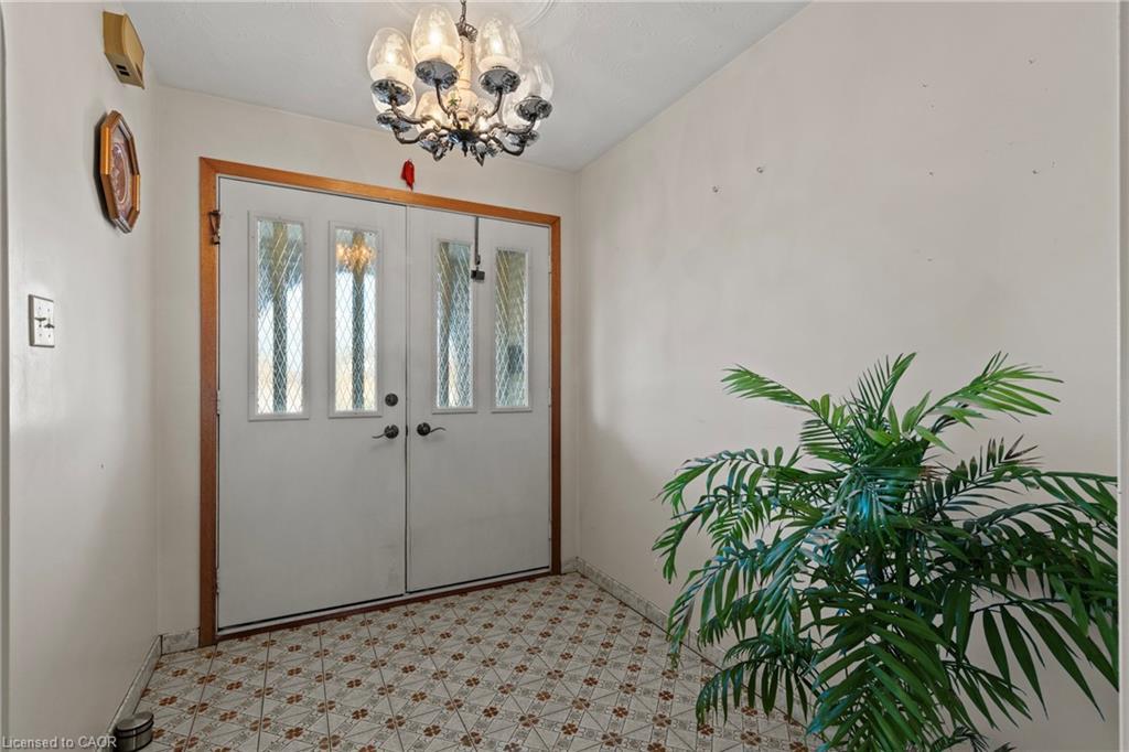 48 Village Drive, Hamilton, ON - Indoor Photo Showing Other Room