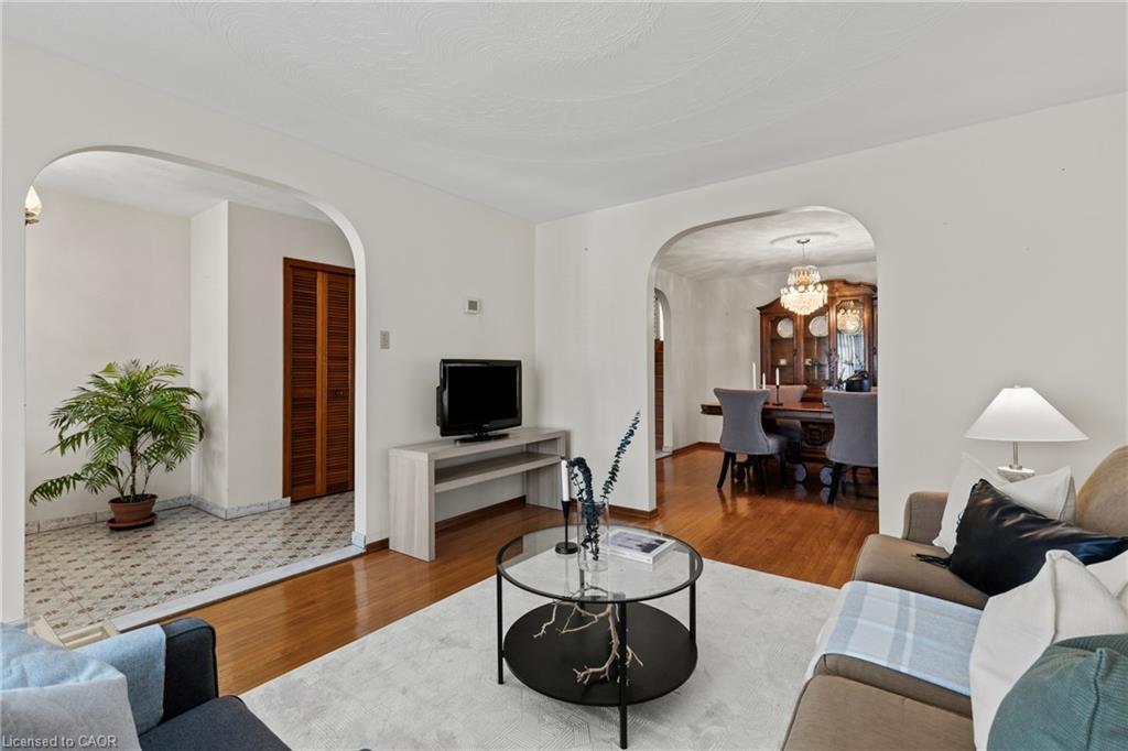48 Village Drive, Hamilton, ON - Indoor Photo Showing Living Room