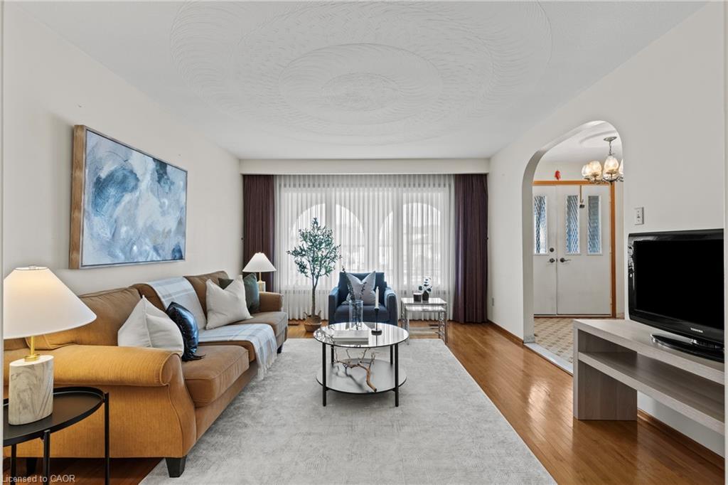 48 Village Drive, Hamilton, ON - Indoor Photo Showing Living Room