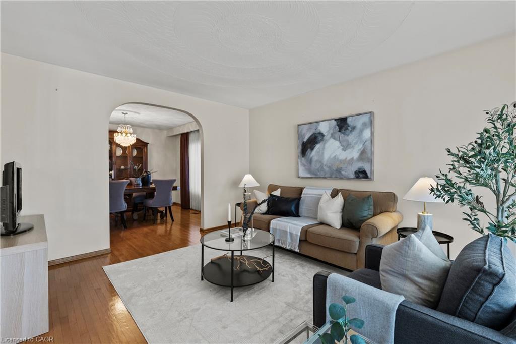 48 Village Drive, Hamilton, ON - Indoor Photo Showing Living Room