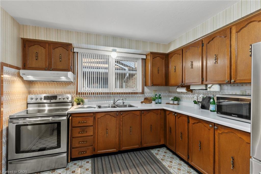 48 Village Drive, Hamilton, ON - Indoor Photo Showing Kitchen With Double Sink