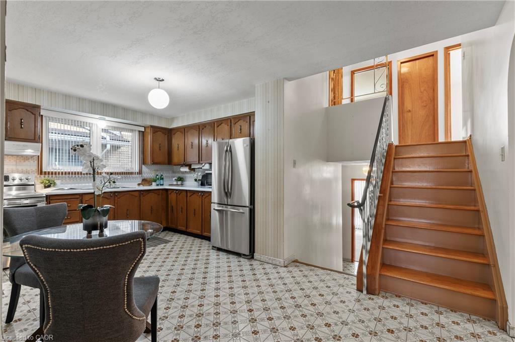 48 Village Drive, Hamilton, ON - Indoor Photo Showing Kitchen