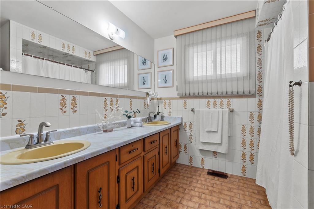 48 Village Drive, Hamilton, ON - Indoor Photo Showing Bathroom