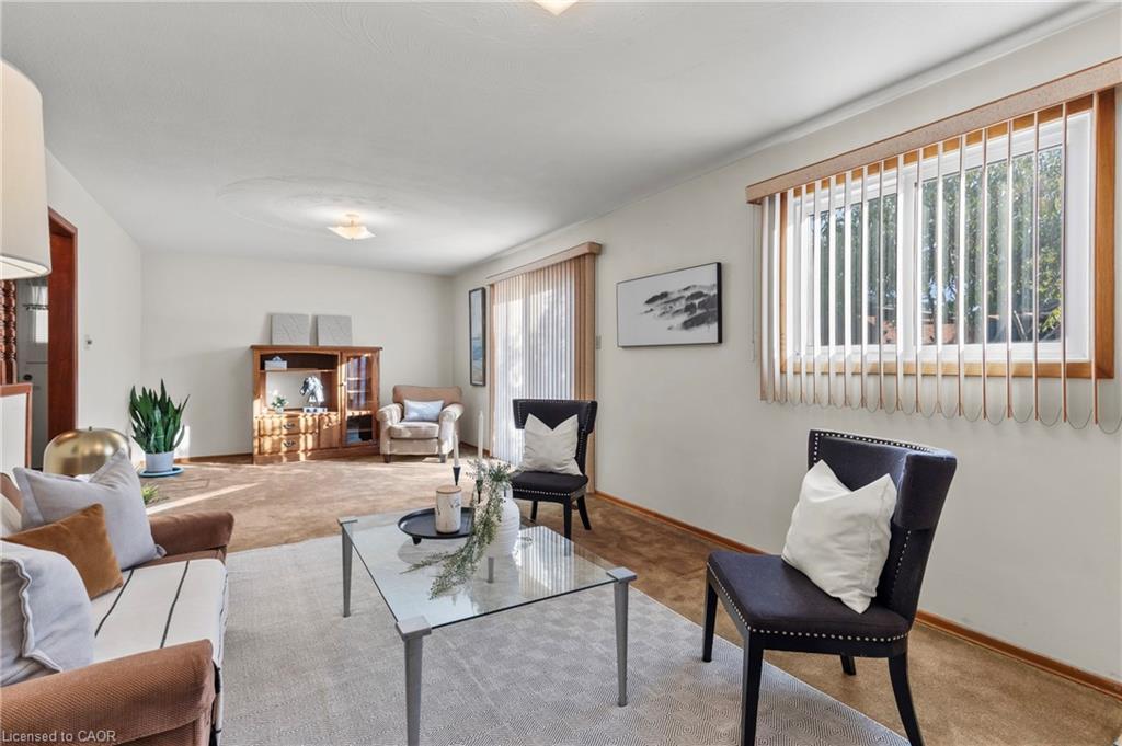 48 Village Drive, Hamilton, ON - Indoor Photo Showing Living Room