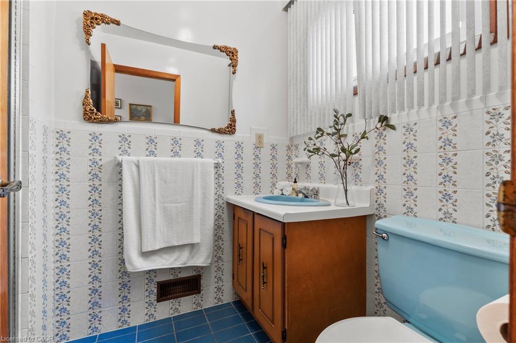 48 Village Drive, Hamilton, ON - Indoor Photo Showing Bathroom