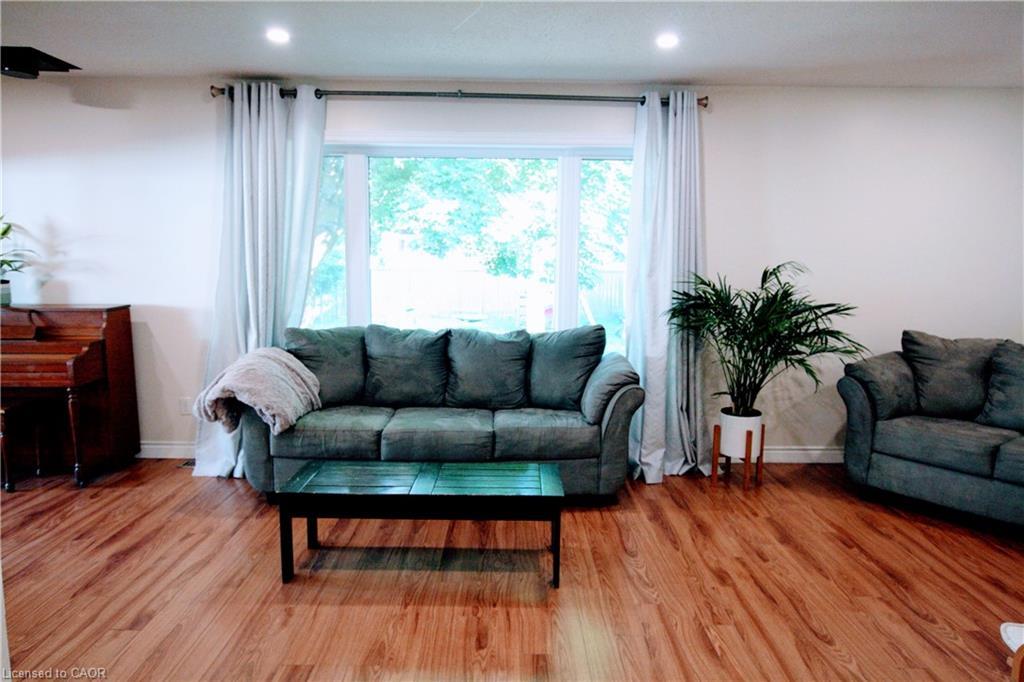 250 Boulton Street, Palmerston, ON - Indoor Photo Showing Living Room