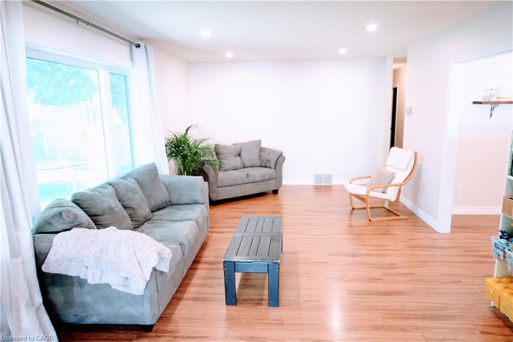 250 Boulton Street, Palmerston, ON - Indoor Photo Showing Living Room