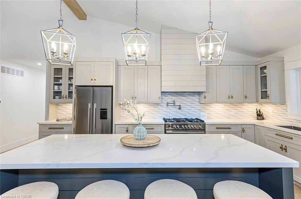 2560 2 Side Road, Burlington, ON - Indoor Photo Showing Kitchen With Upgraded Kitchen