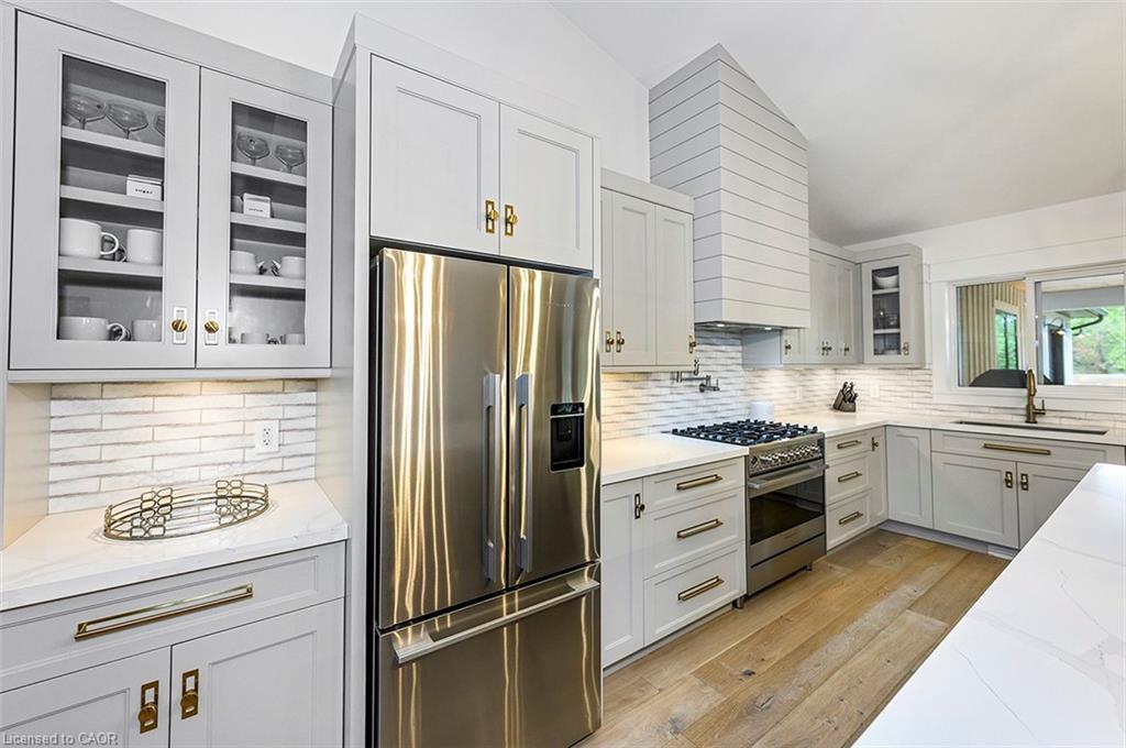 2560 2 Side Road, Burlington, ON - Indoor Photo Showing Kitchen With Upgraded Kitchen