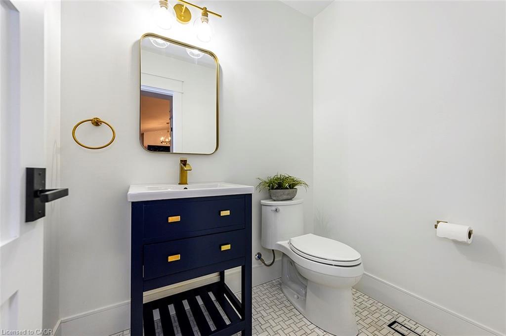 2560 2 Side Road, Burlington, ON - Indoor Photo Showing Bathroom