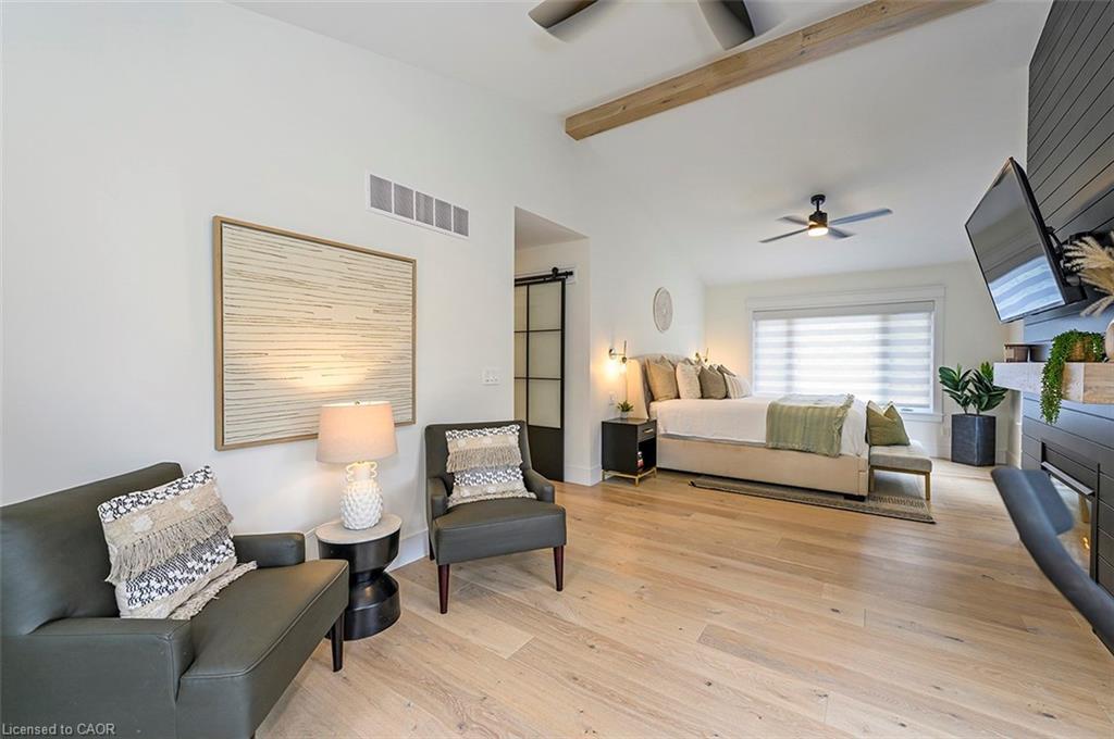 2560 2 Side Road, Burlington, ON - Indoor Photo Showing Living Room