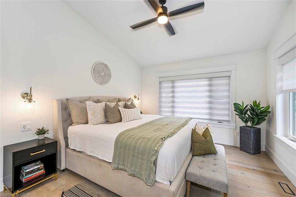 2560 2 Side Road, Burlington, ON - Indoor Photo Showing Bedroom