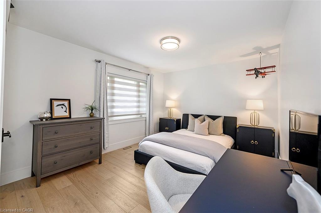 2560 2 Side Road, Burlington, ON - Indoor Photo Showing Bedroom